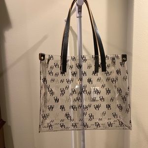 Dooney & Bourke Medium Shopper/Lunch Tote